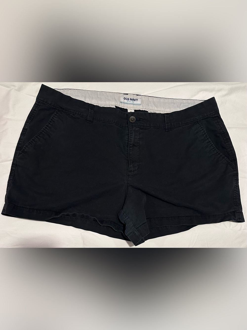 Old Navy Black Women's Chino Shorts Size 16